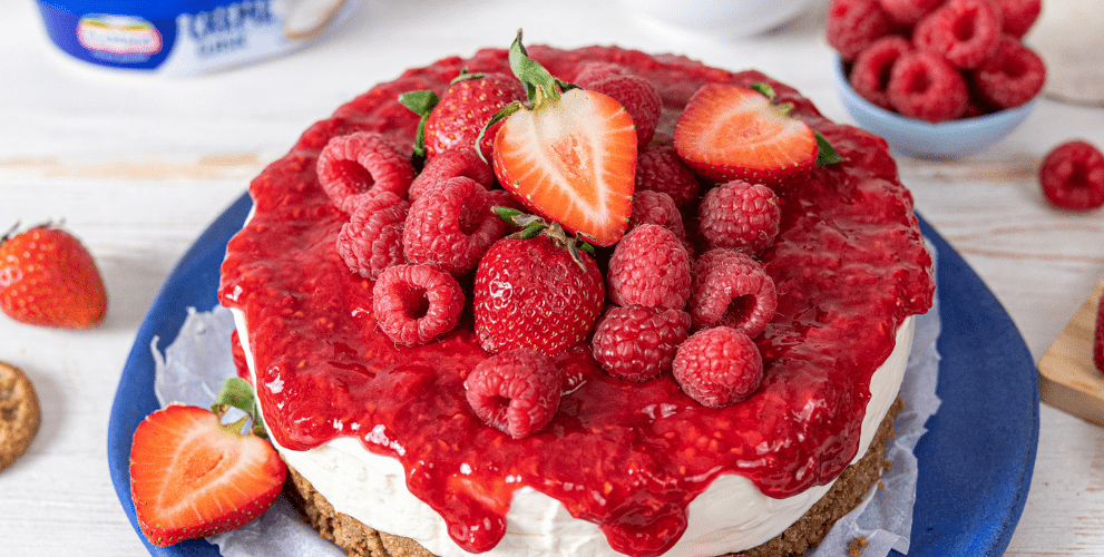 https://hochland2.dsdev.ro/wp-content/uploads/2022/04/cheesecake-fructe-mobile-min.png